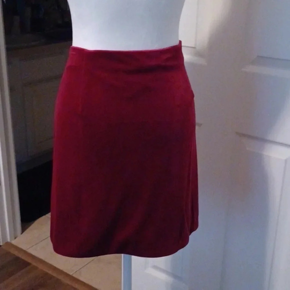💙🐾Deep cherry velvet mini skirt with a slit - Picture 9 of 14